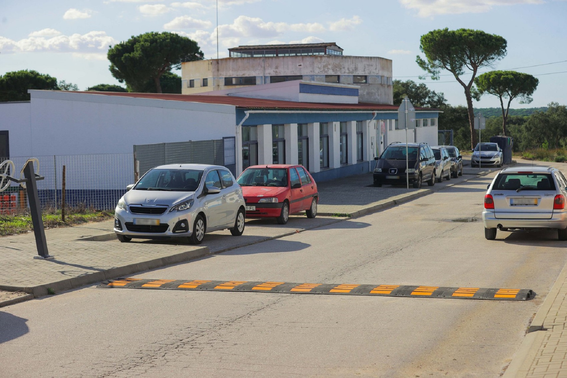 Município de Alcácer instala lombas redutoras de velocidade no Bairro do Olival Queimado