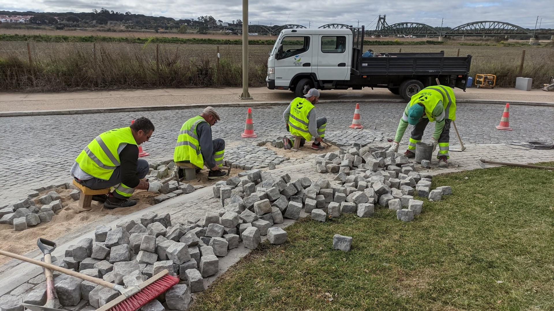 Pavimento da rotunda da parvoíce está a ser reparado