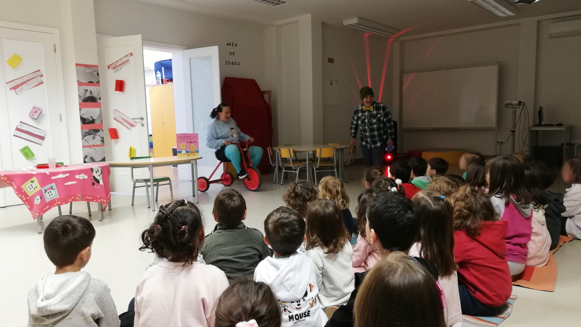 “A Brincar em Abril com livros mil” no Centro de Educação Pré-escolar de Alcácer