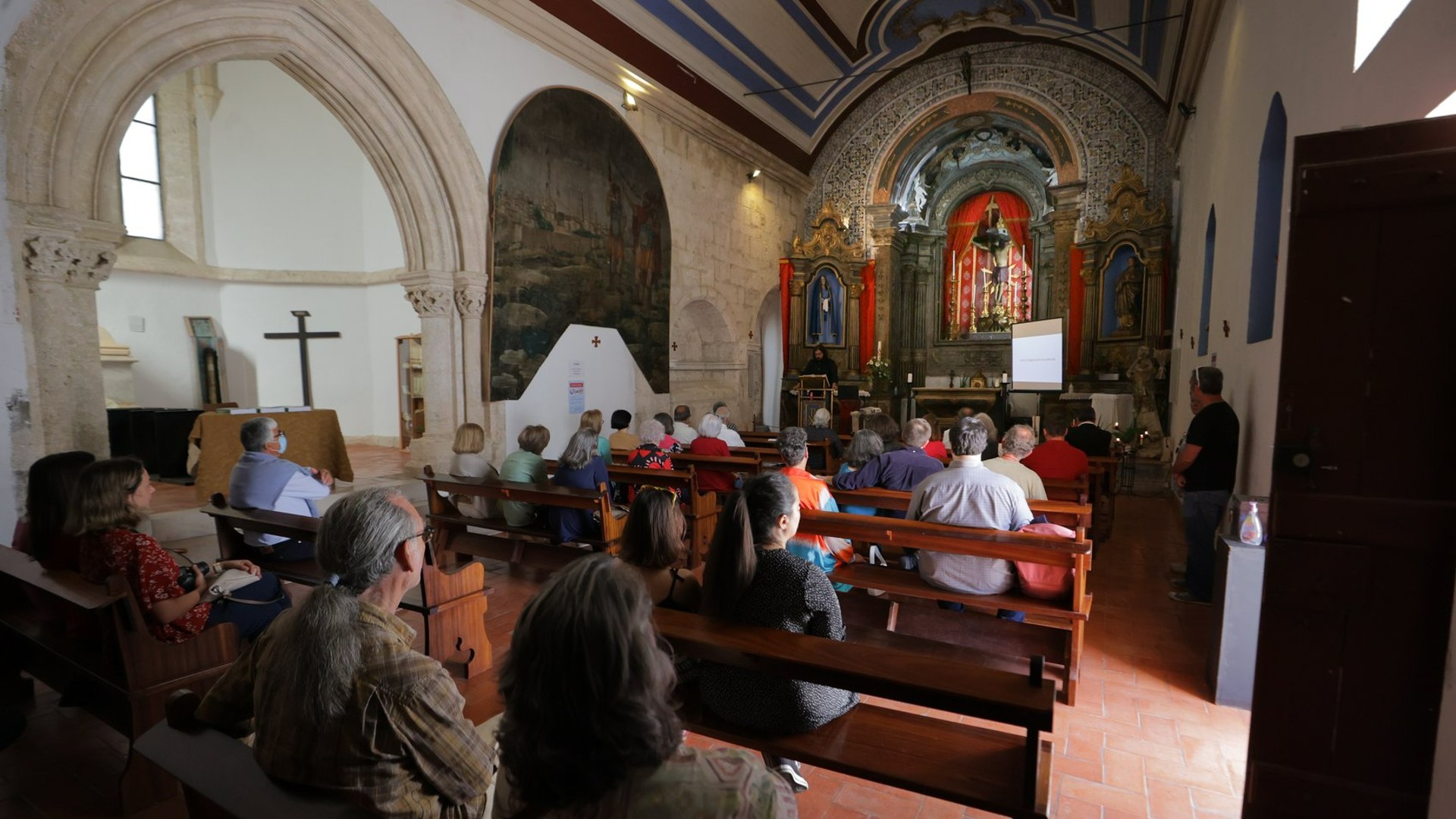 Santuário do Sr. dos Mártires acolheu apresentação da Monografia da Necrópole do Olival do S...