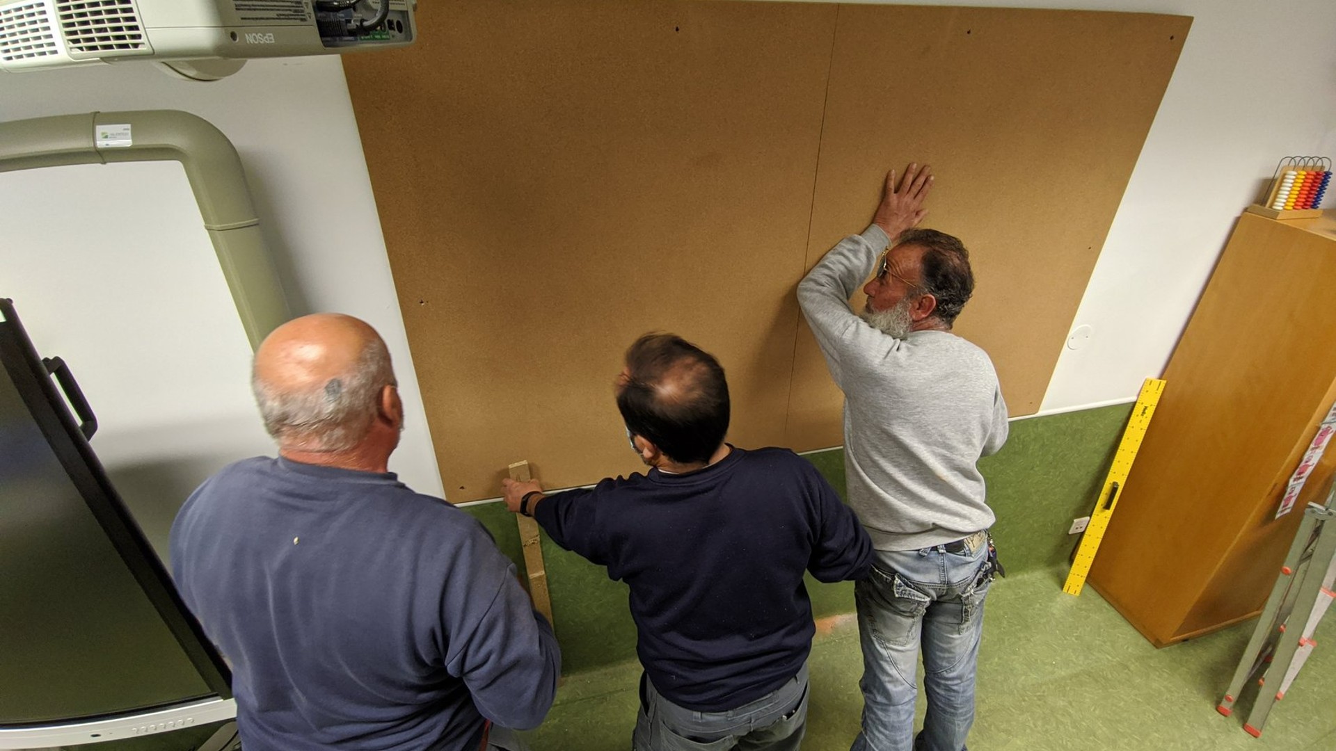 Carpinteiros do Município intervém no Centro Escolar da Comporta