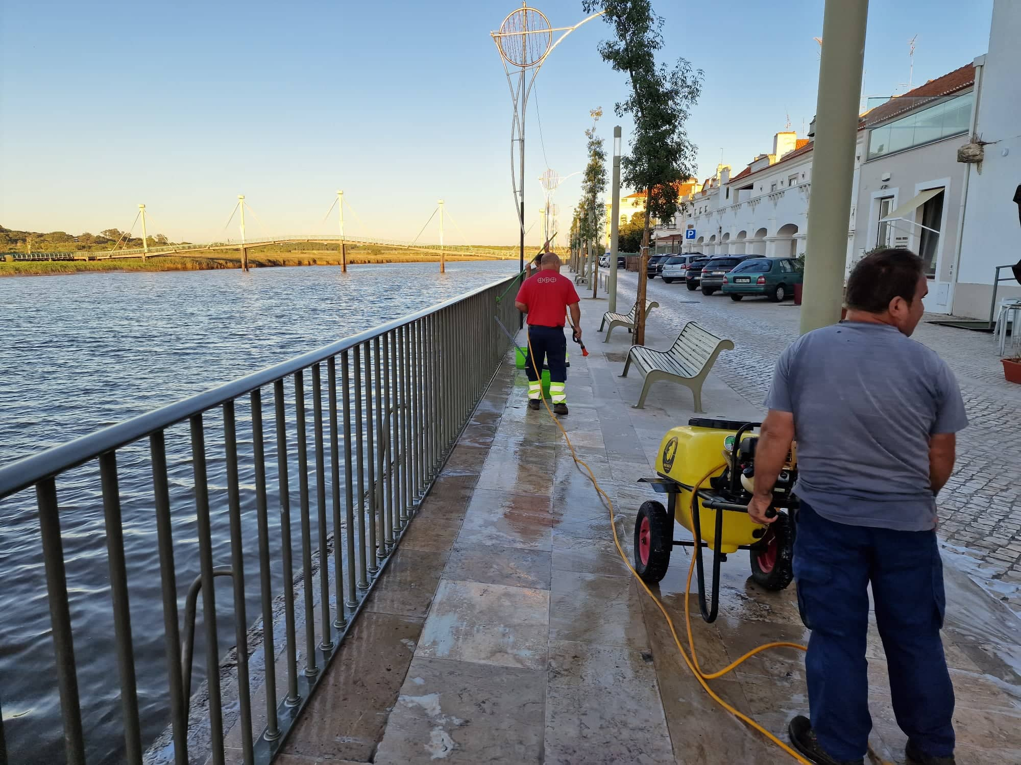 Limpeza de espaço público na marginal de Alcácer