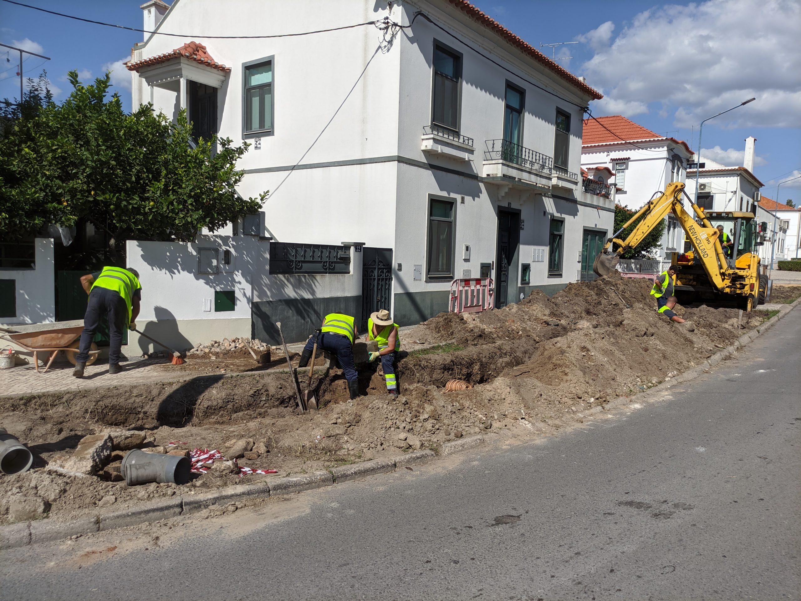 Câmara Municipal está a efetuar remodelação de rede de esgotos na Rua do Cabo da Vila