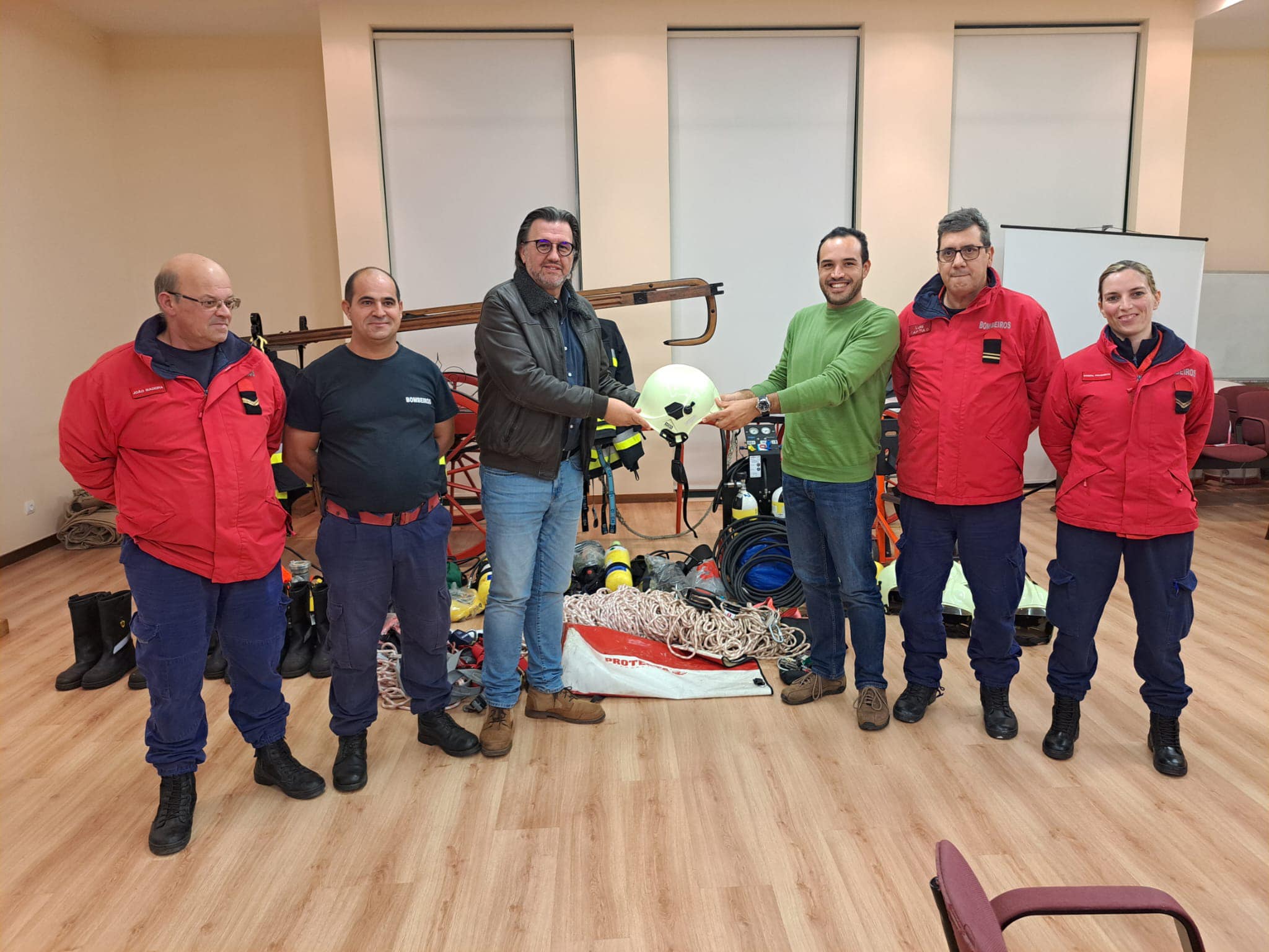 Corporação de Bombeiros de Alcácer do Sal recebe equipamentos de proteção individual doados ...