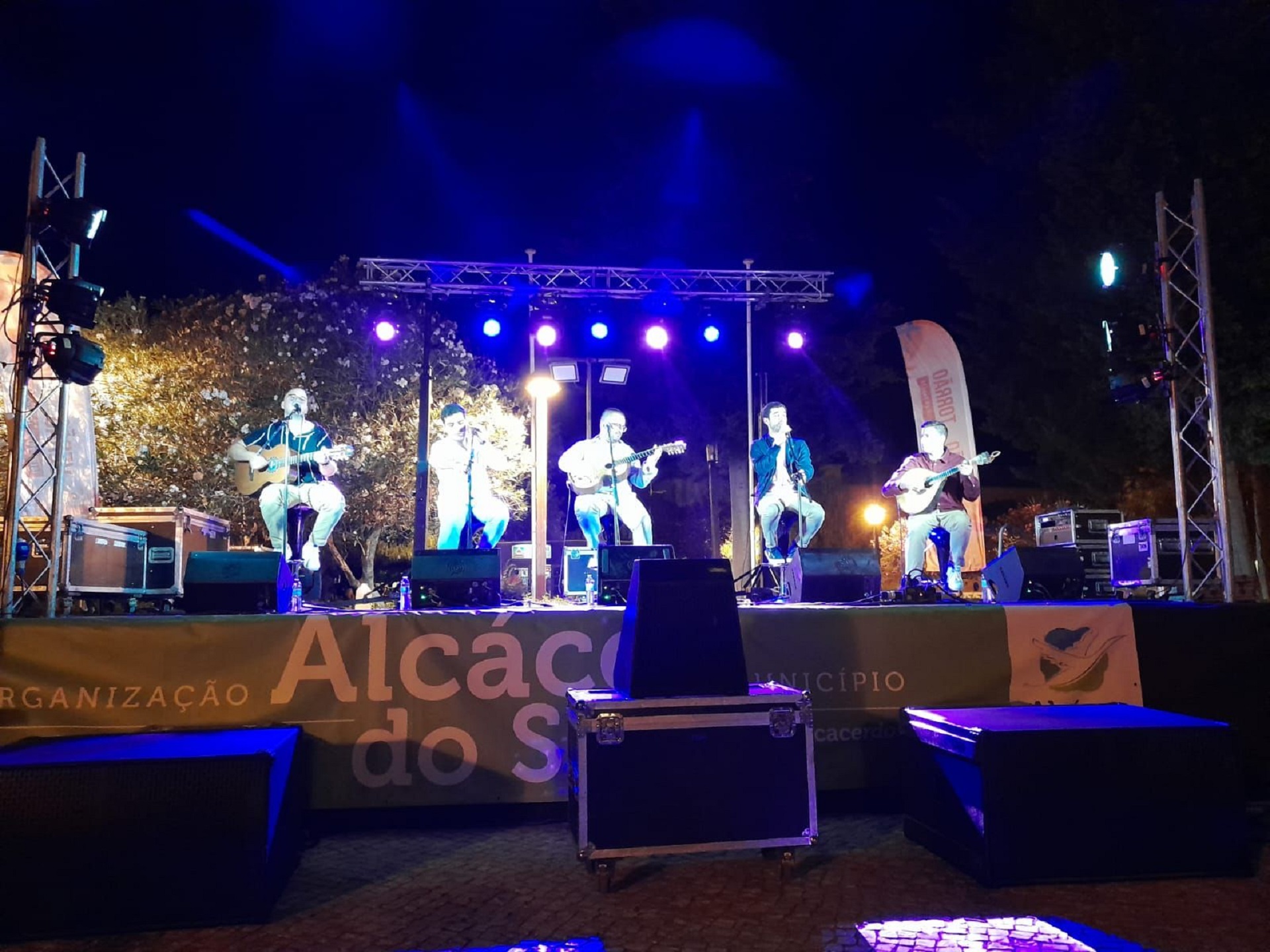 Casa cheia no Jardim Público do Torrão com atuação dos Cantadores do Alentejo