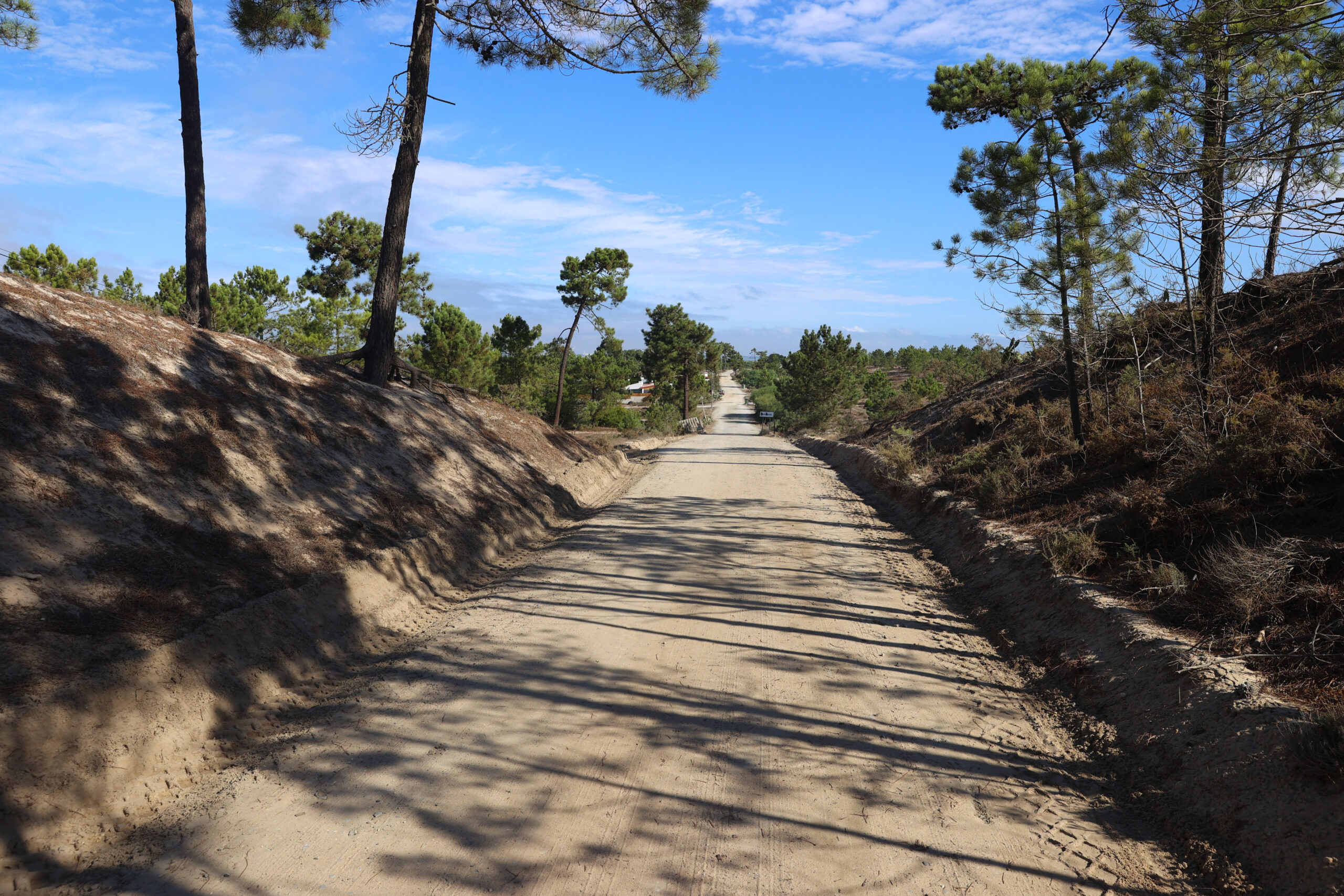 Câmara Municipal regulariza caminhos rurais e constrói lombas para redução de velocidade