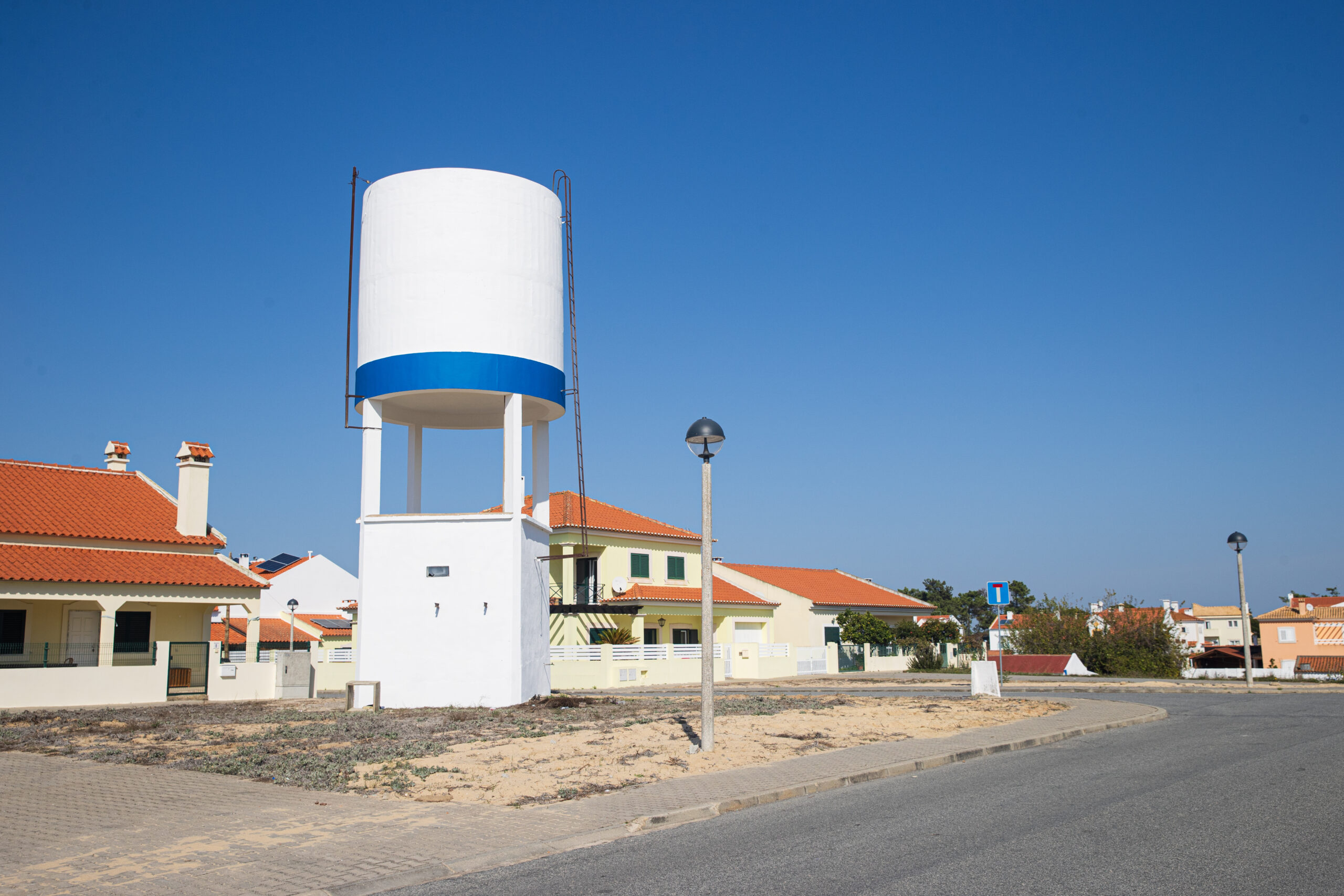 Município executou pintura do depósito de água da Comporta