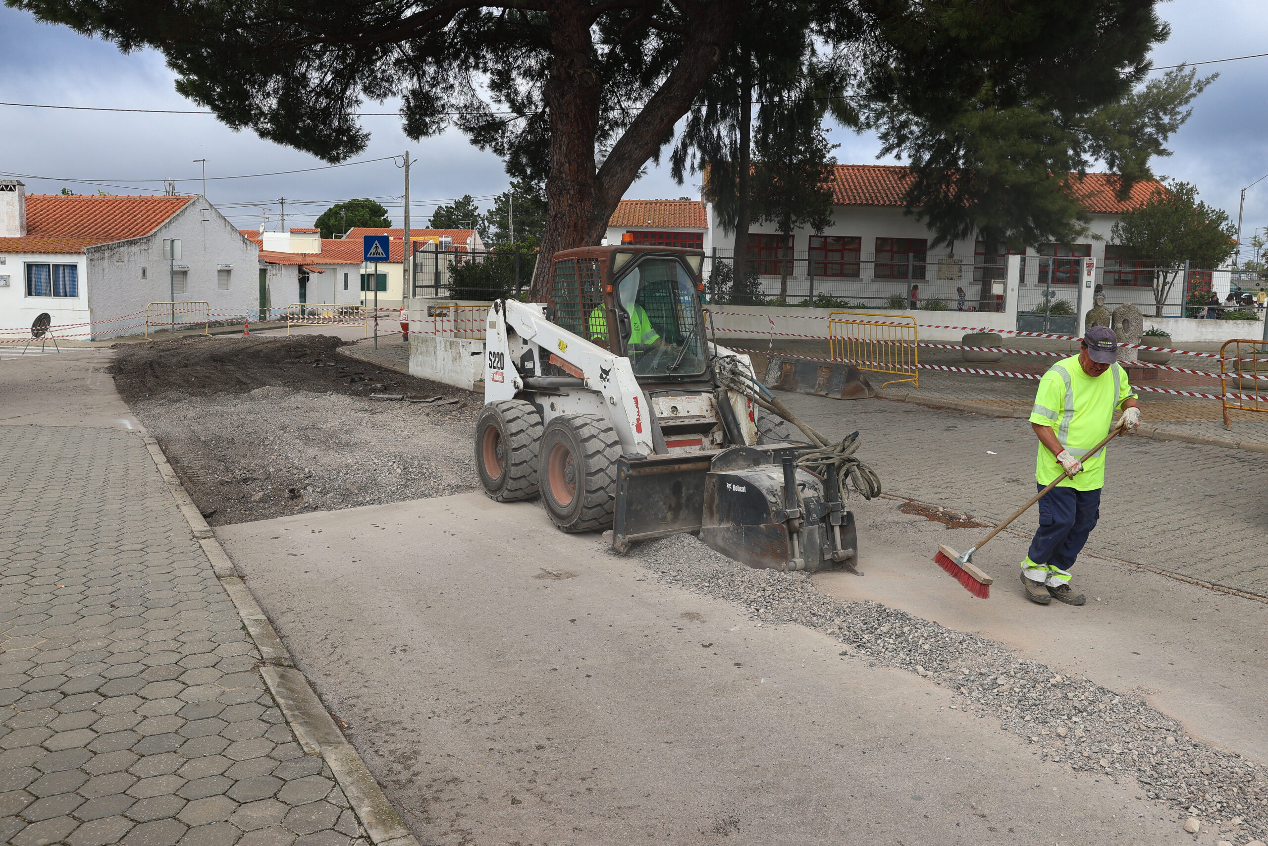 Câmara Municipal intervém na manutenção de asfalto junto à EB de Olival Queimado