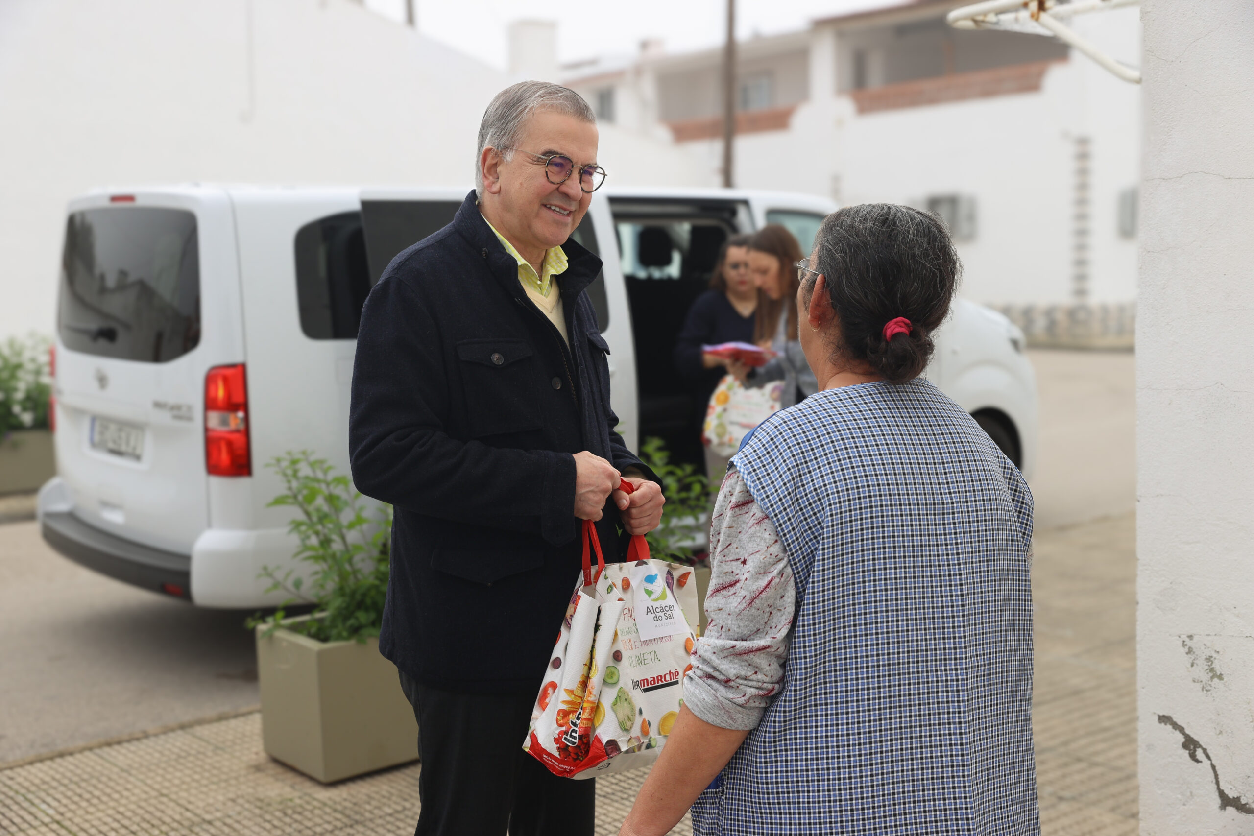 Entrega de kits de produtos de higiene da campanha solidária “É Tempo de Ajudar” co...