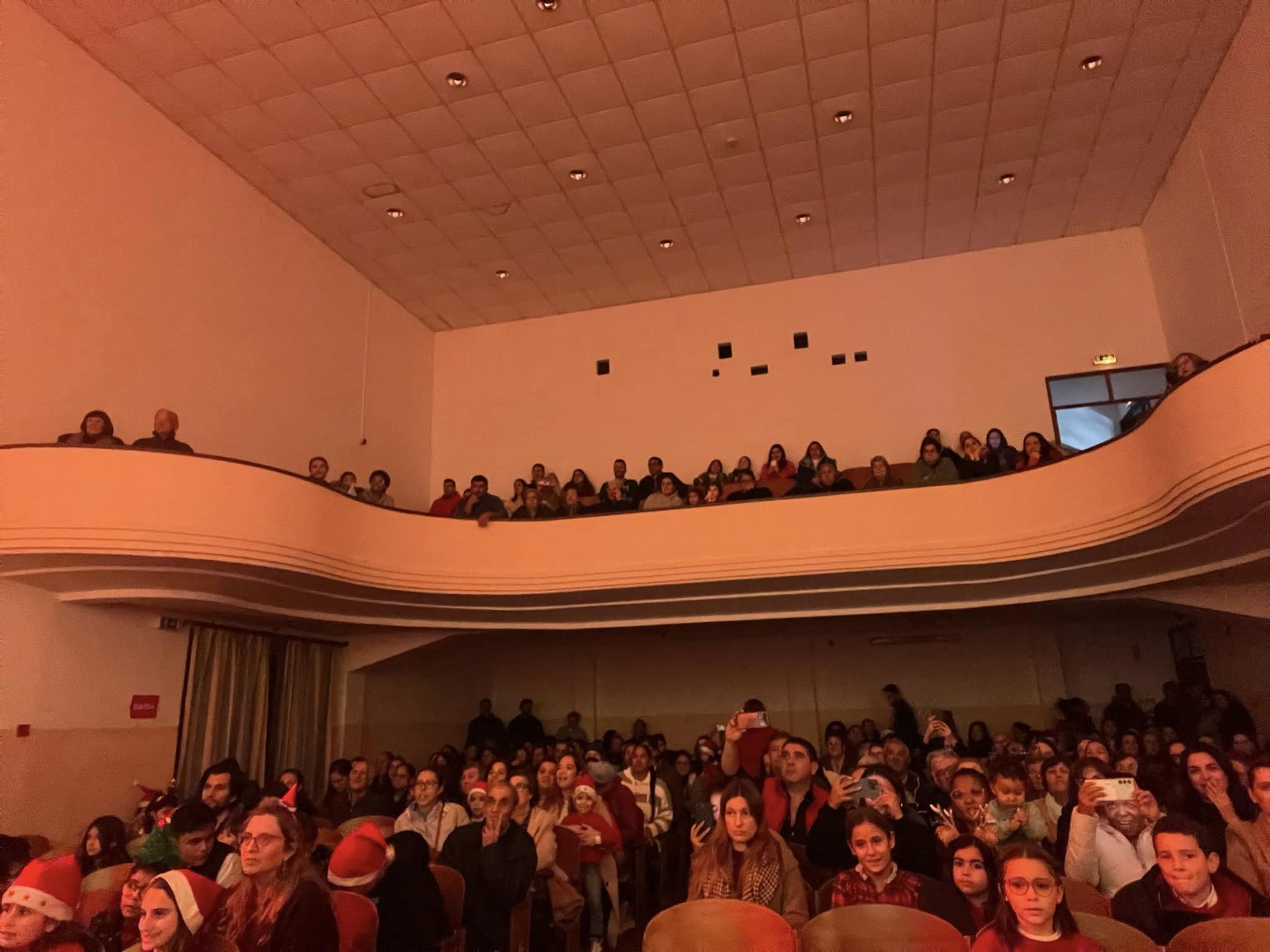 Festa de Natal do Agrupamento de Escolas do Torrão trouxe alegria ao Teatro Vicente Rodrigues