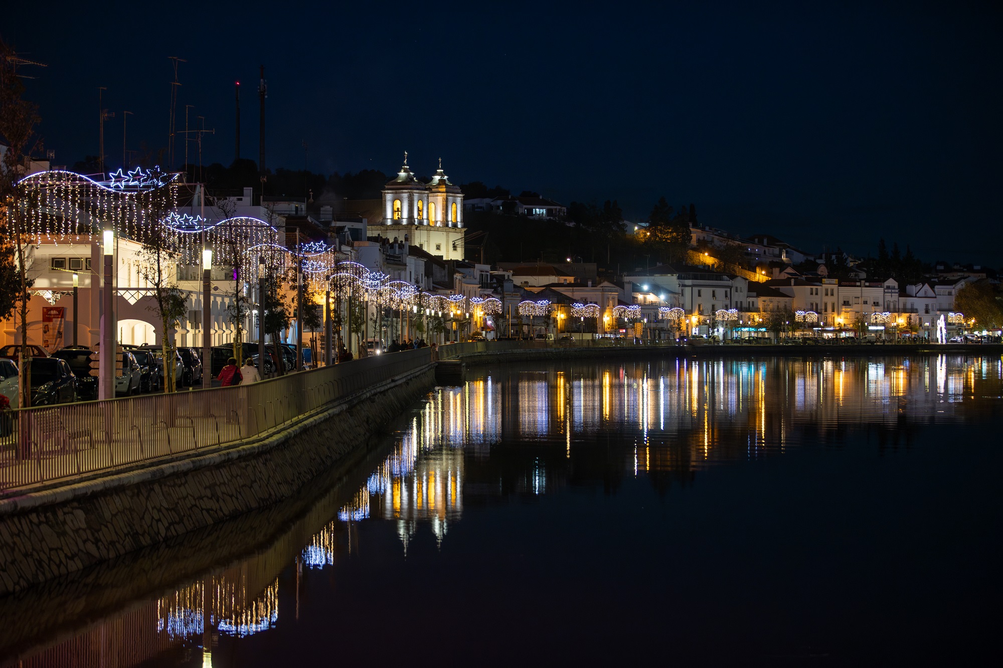 As tradicionais luzes de Natal já iluminam a nossa cidade