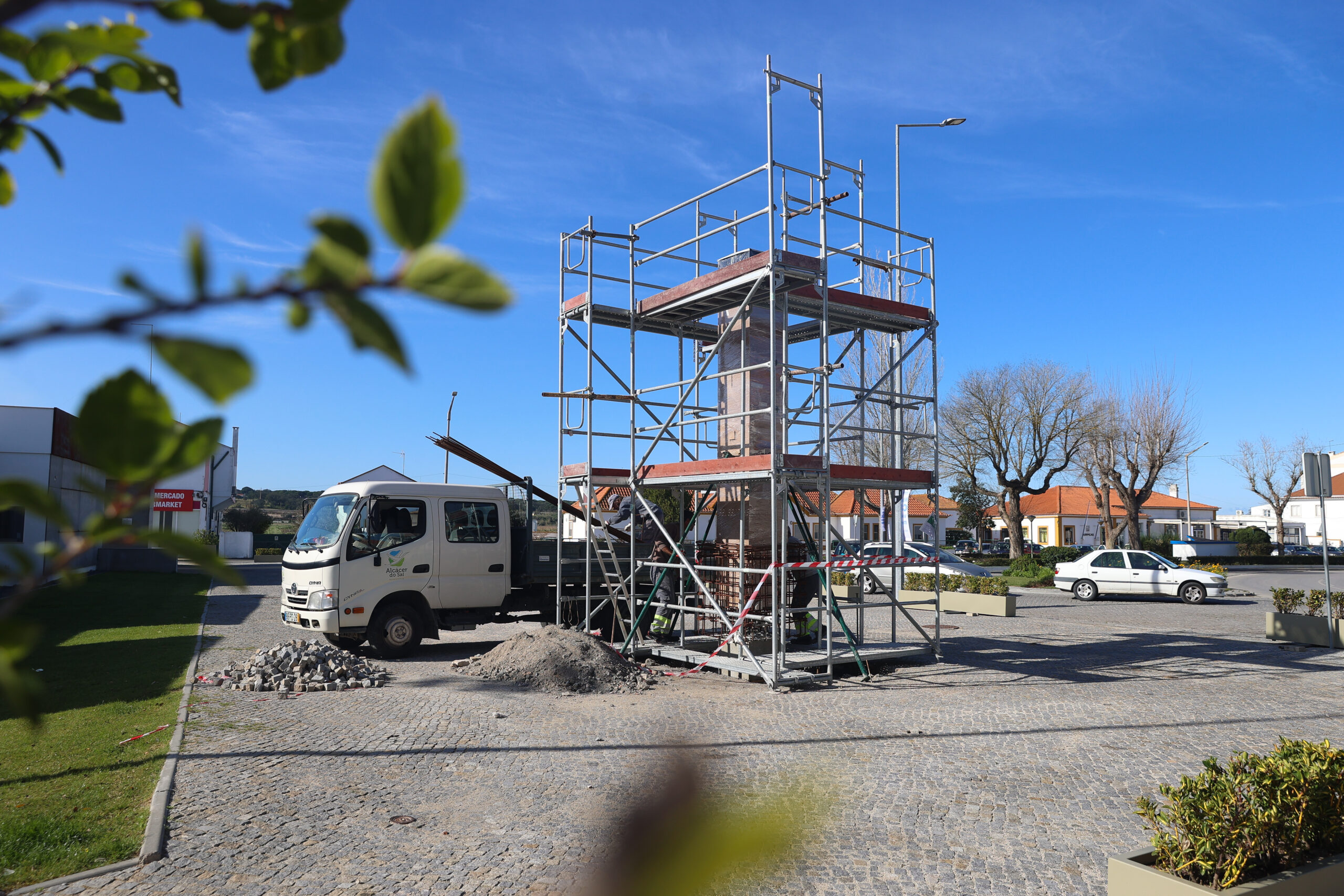 Câmara Municipal instala totem alusivo ao 25 de Abril em frente ao Parque Urbano