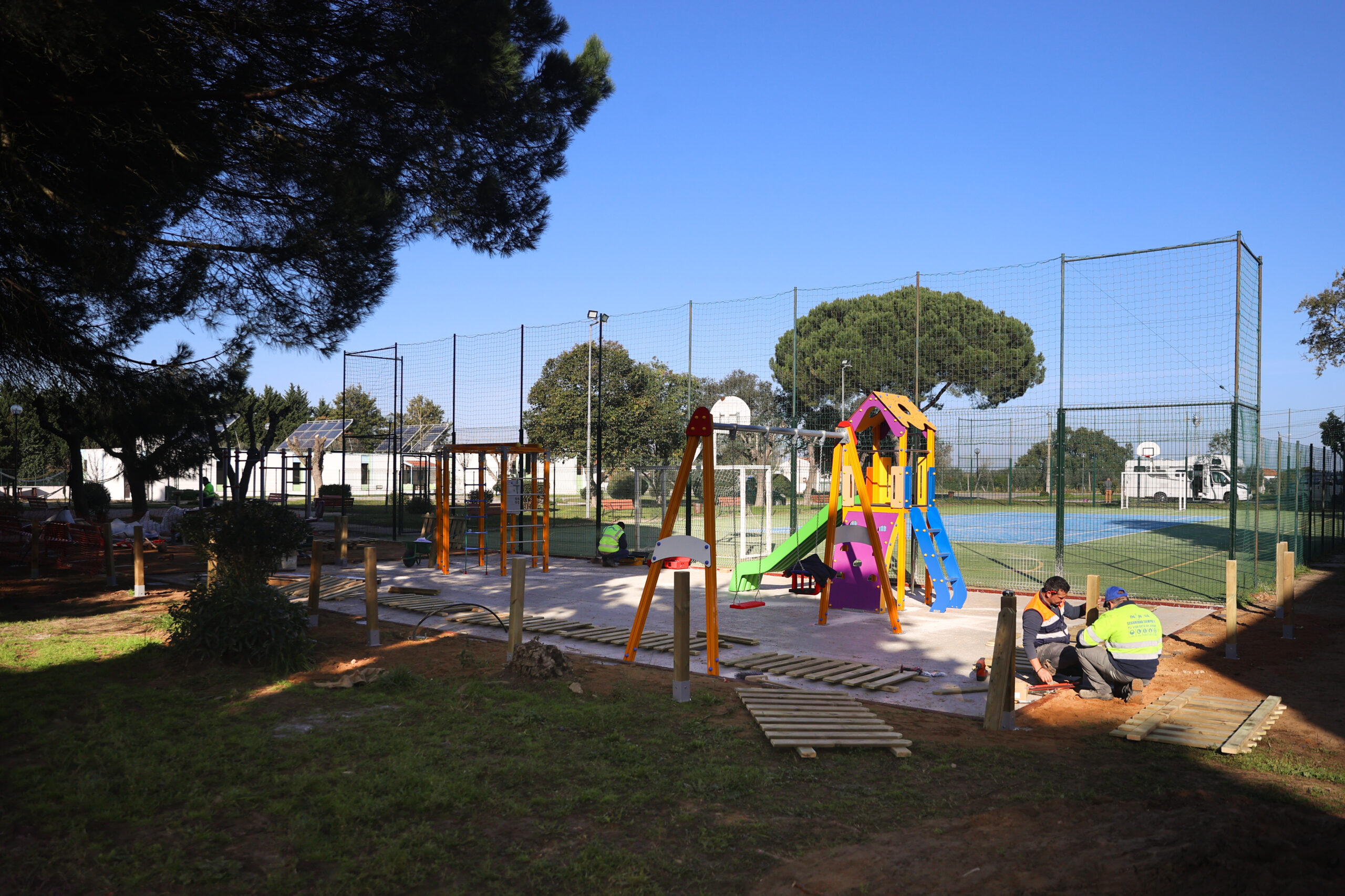 Novo parque infantil do complexo desportivo municipal está a ganhar forma