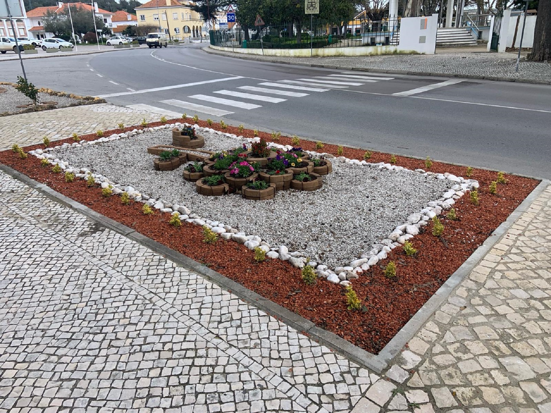 Município instalou novos canteiros na Rua do Cabo da Vila