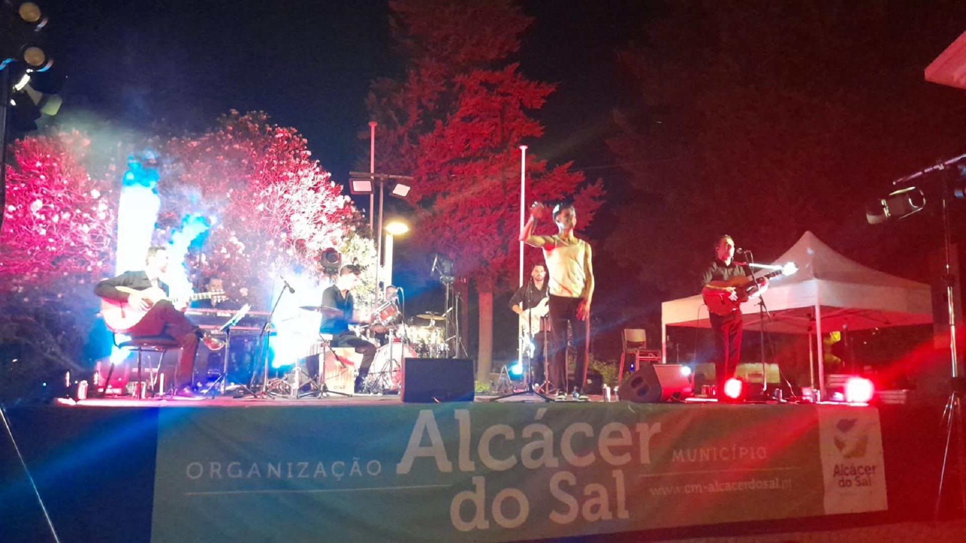 Noninho Navarro e DJ Edu encerram “Verão é no Torrão” no Jardim Público da vila t...