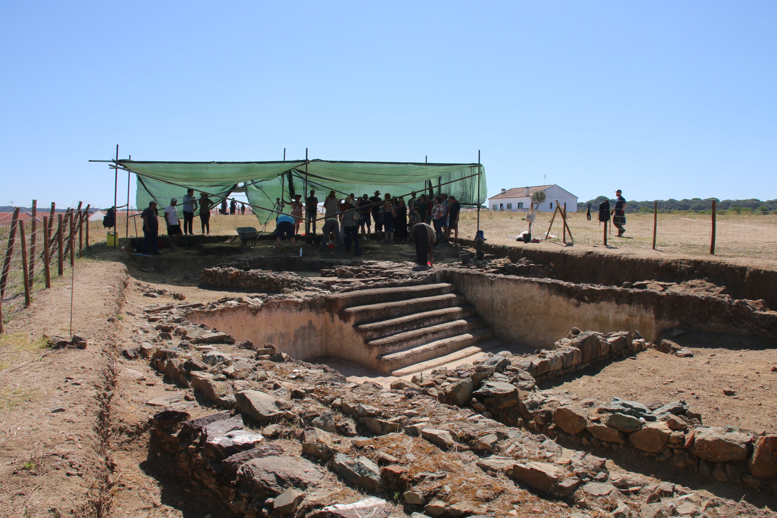 Sexta-feira houve dia aberto na escavação arqueológica da Villa Romana de Santa Catarina de S...