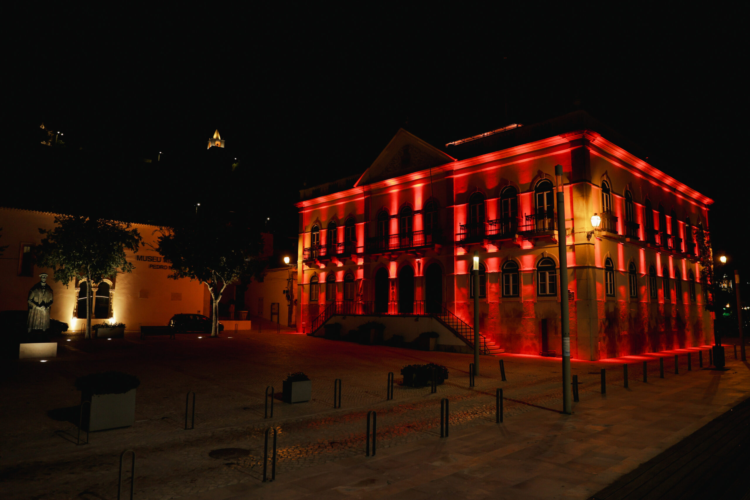 Câmara iluminada a vermelho - Dia Mundial do Coração 2024