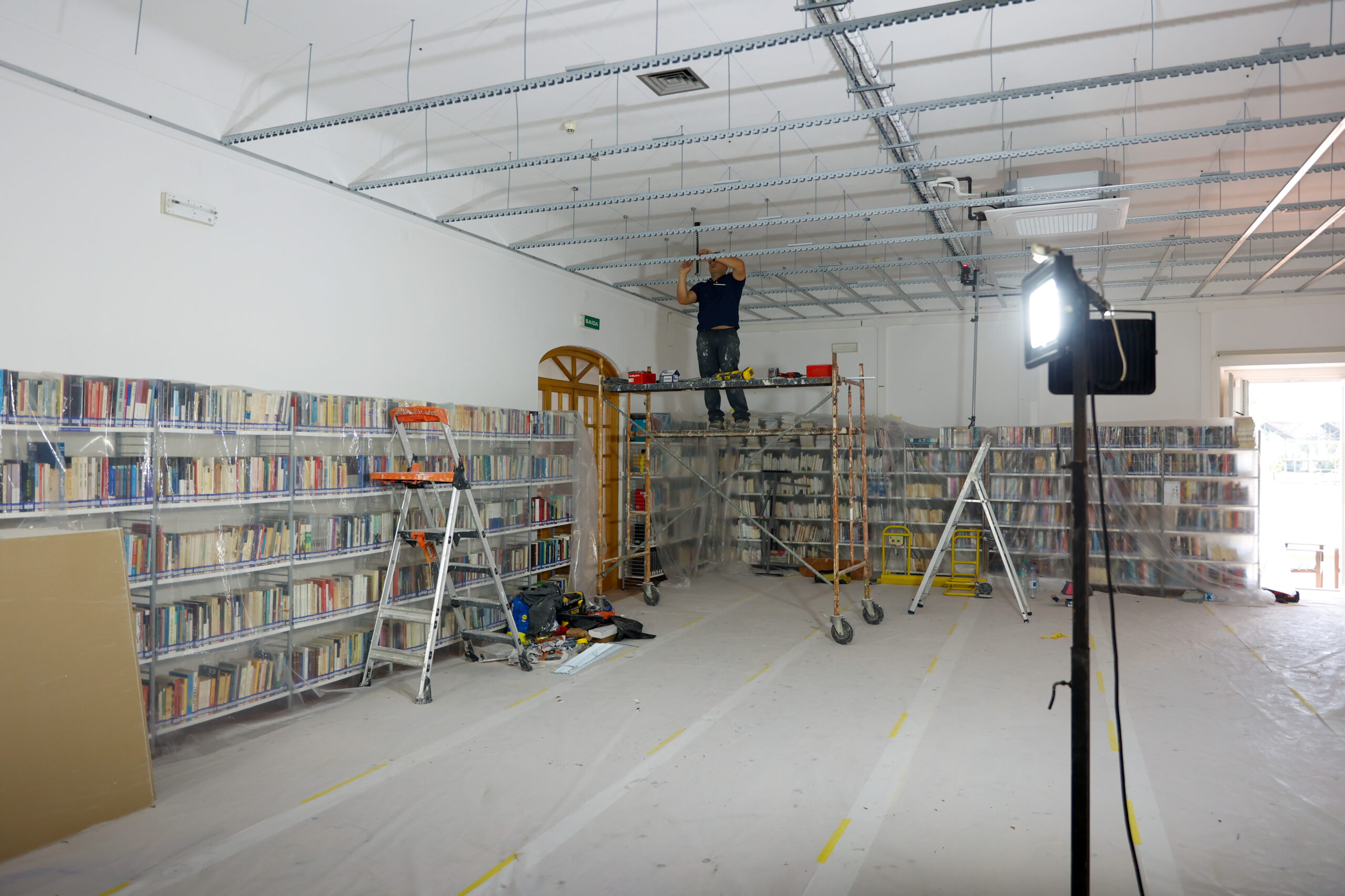 Município melhora condições da sala de adultos da Biblioteca Municipal de Alcácer do Sal