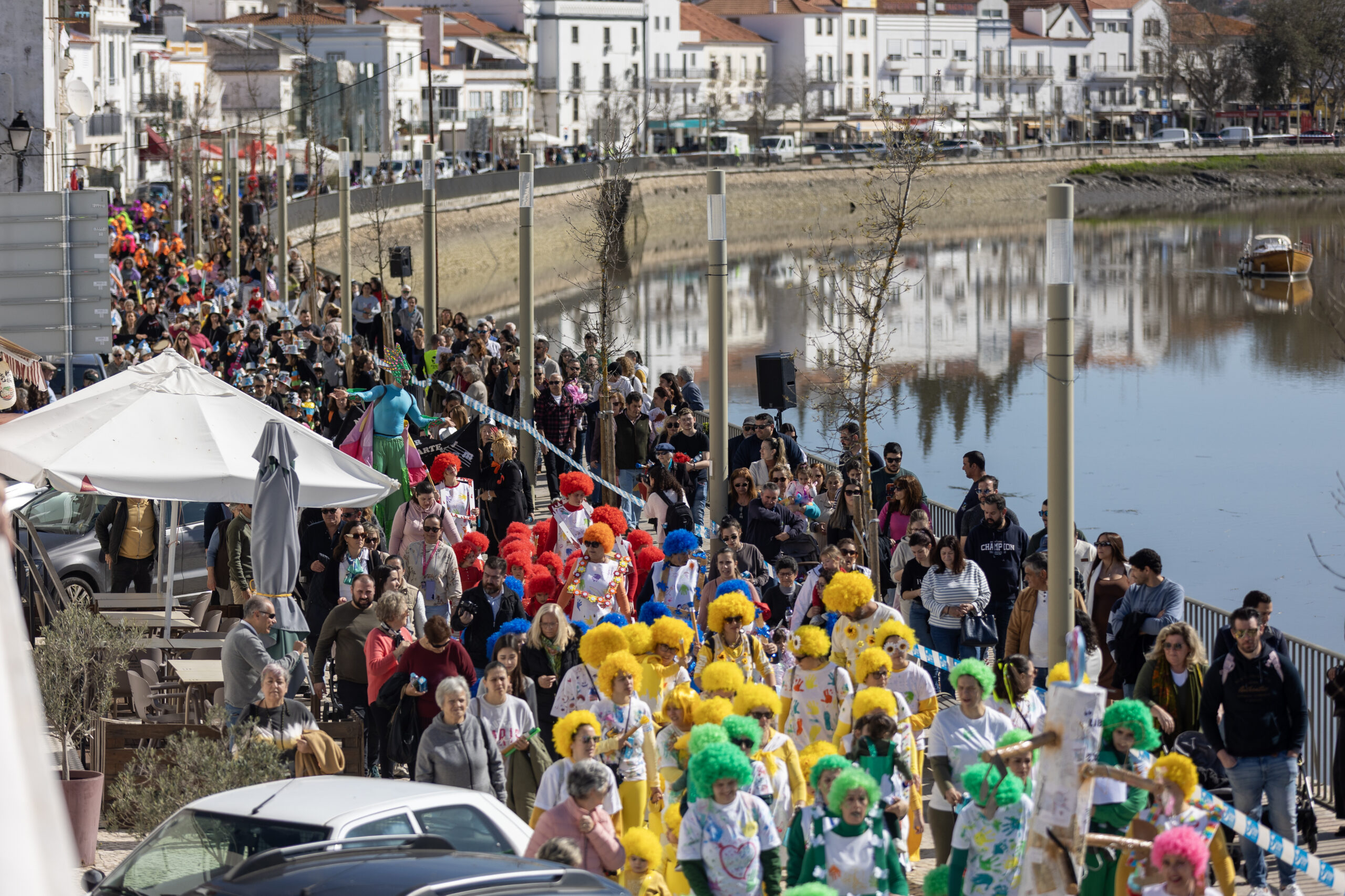 Pequenos foliões encheram a marginal de Alcácer esta manhã no Desfile de Carnaval das Escolas