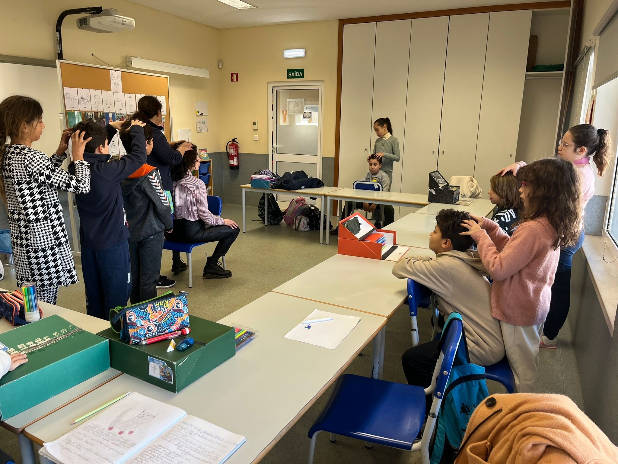 17 docentes e mais de 300 crianças usufruem do projeto municipal “Massagem nas EscolasR...