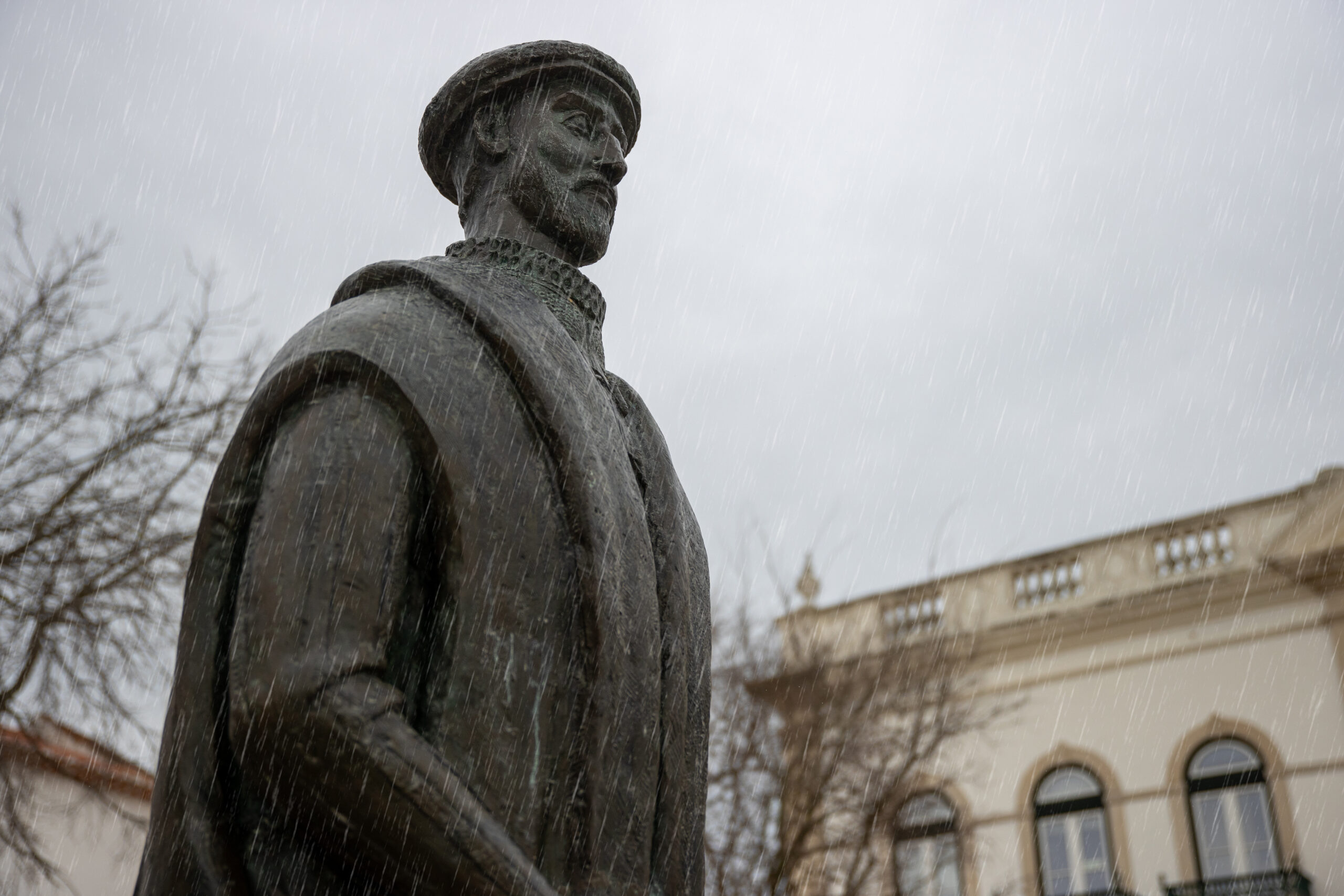 2025-02-19-Estátua Pedro Nunes à Chuva