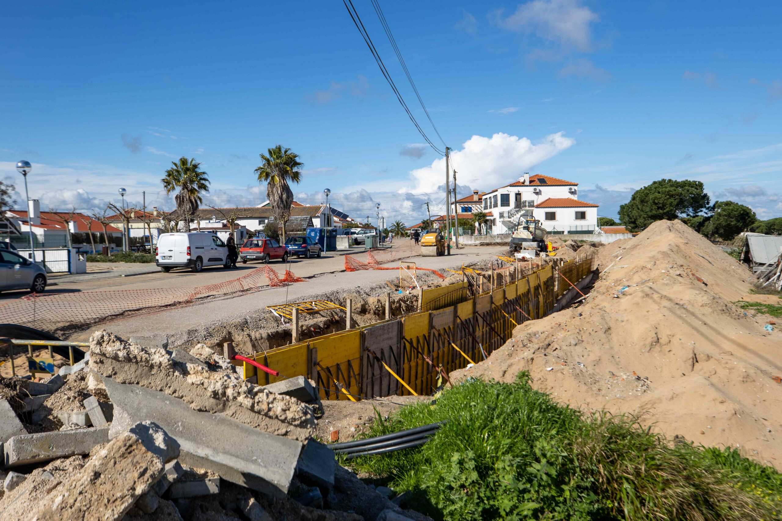 Município está a instalar novas bolsas de estacionamento na Carrasqueira