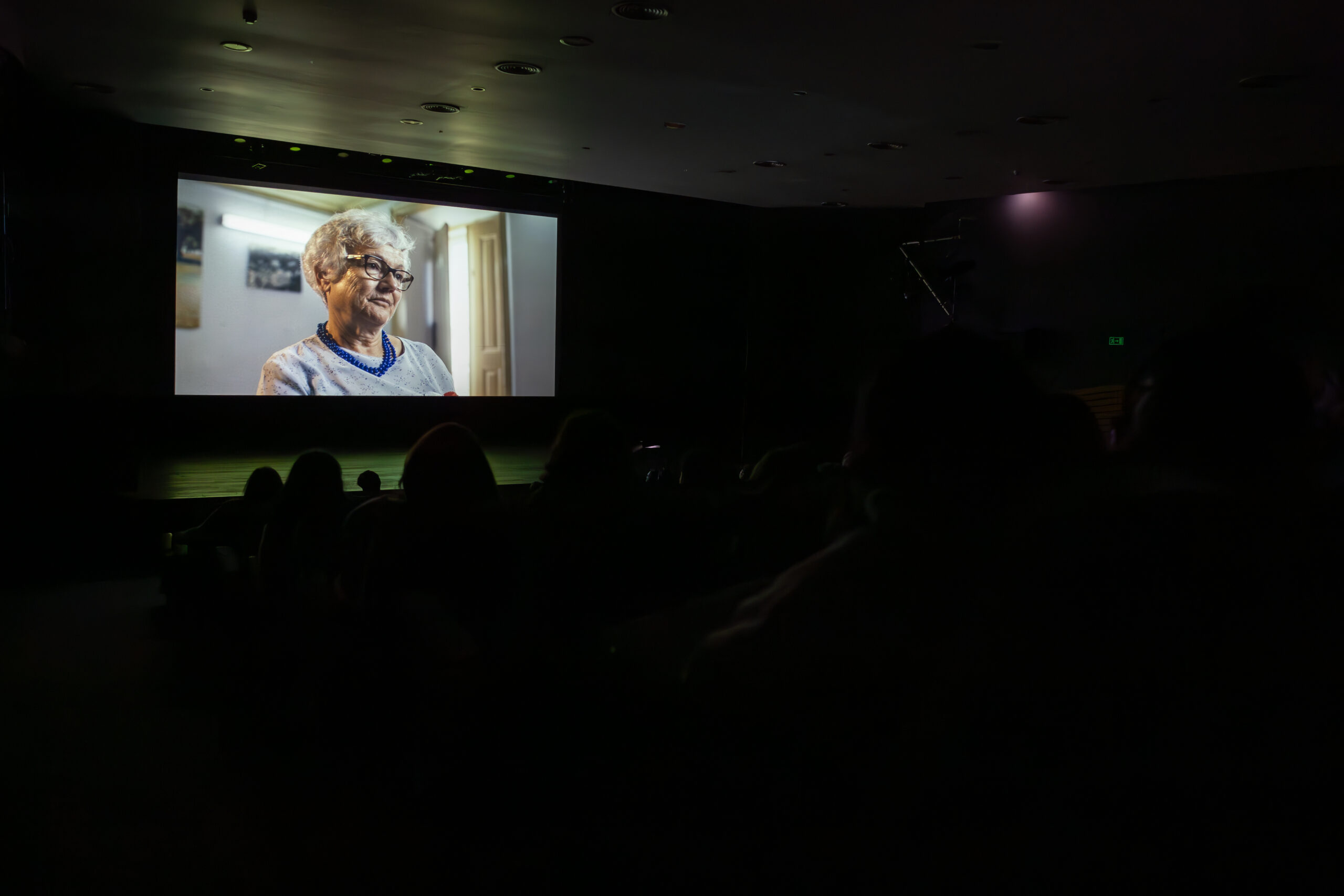 Auditório Municipal acolheu exibição de documentário sobre resistência das famílias dos opo...