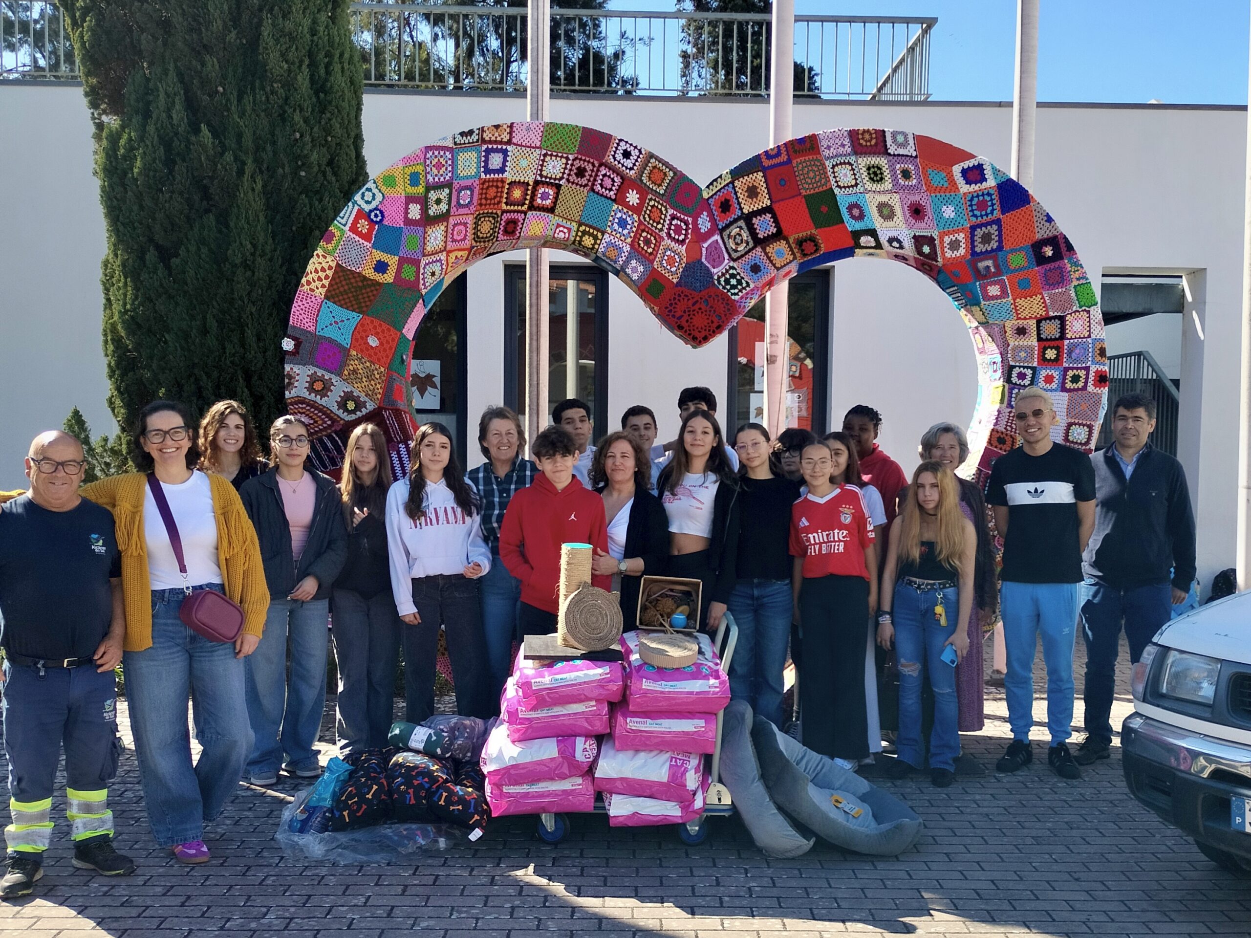 Turma do 8.º ano da Escola Secundária desenvolveu projeto de contributo para o bem-estar animal...