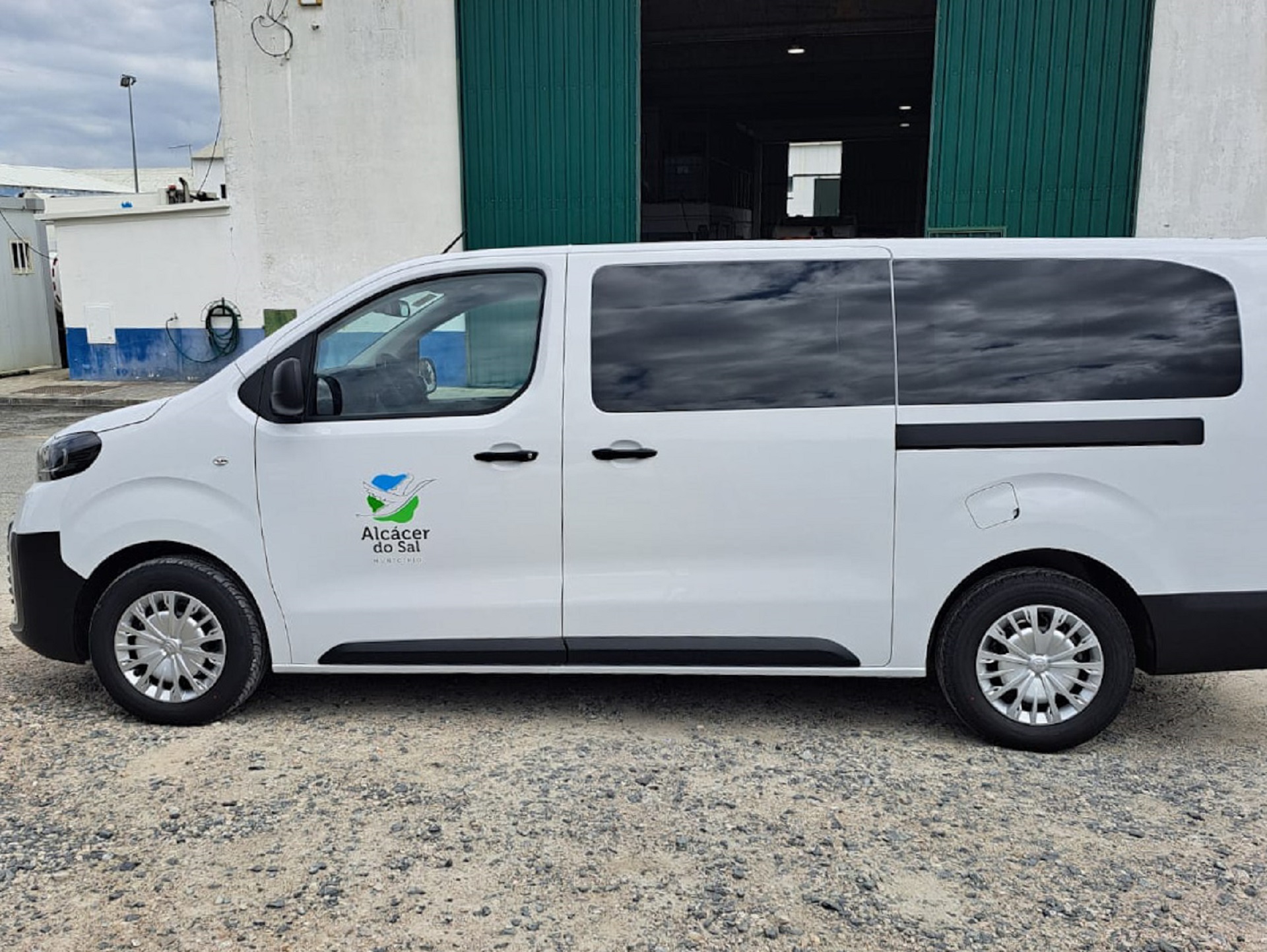 Câmara Municipal recebe nova viatura para apoio a transportes escolares e movimento associativo