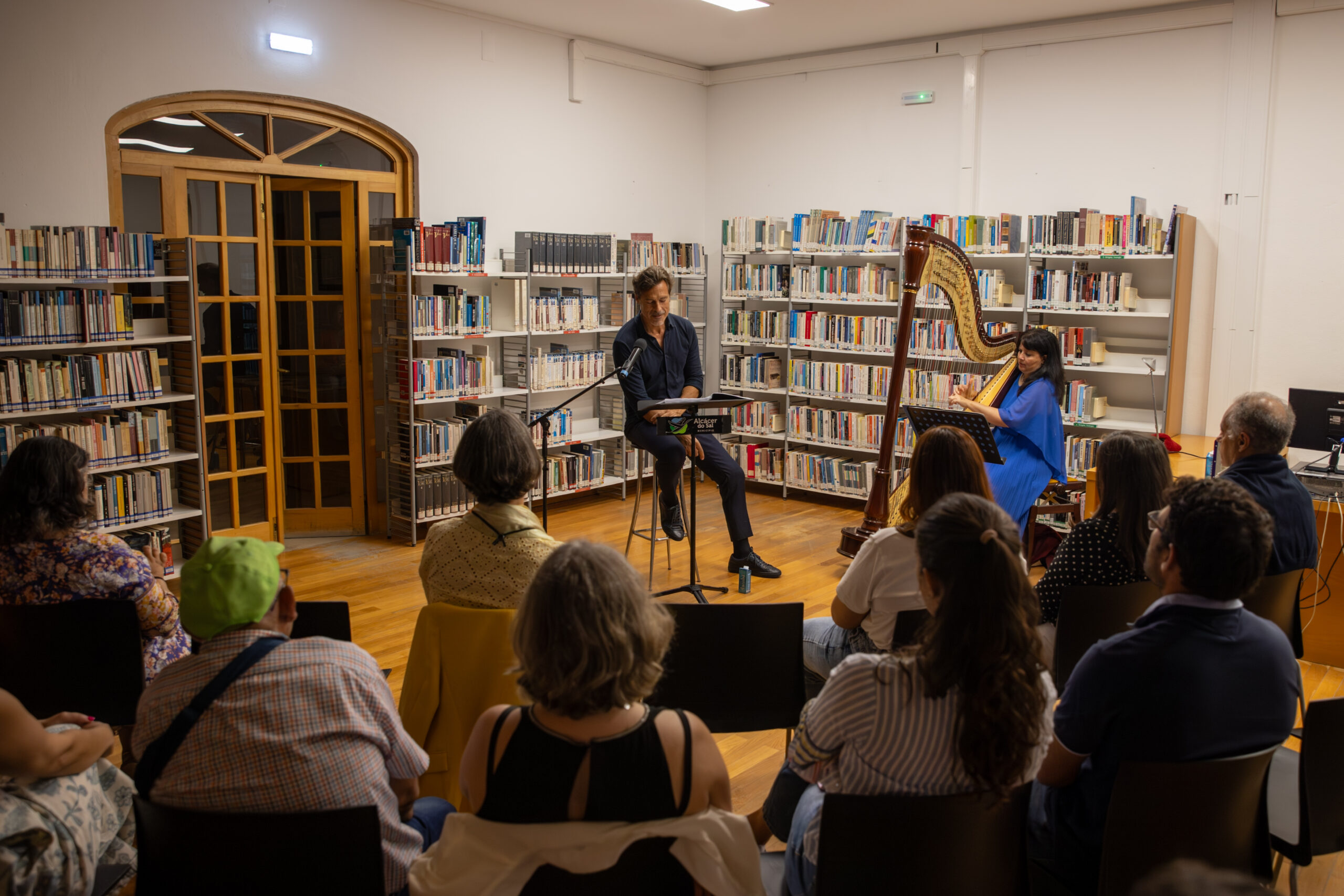 2025-07-11-Recital de Poesia e Harpa com Paulo Pires e Emanuela Nicoli - Biblioteca Municipal (5)