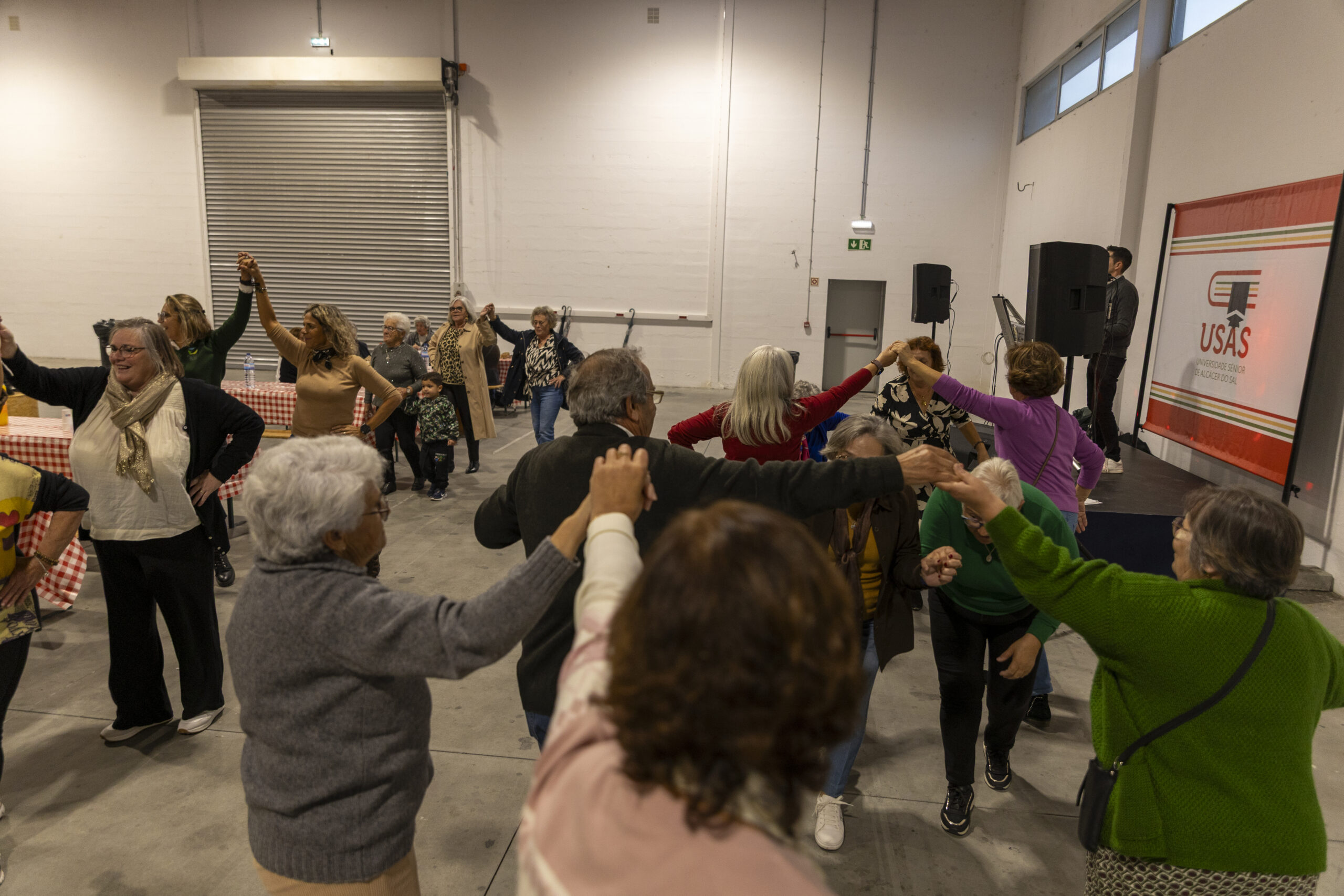 Professores e alunos/as da Universidade Sénior celebraram o outono na tarde de ontem com Magusto...