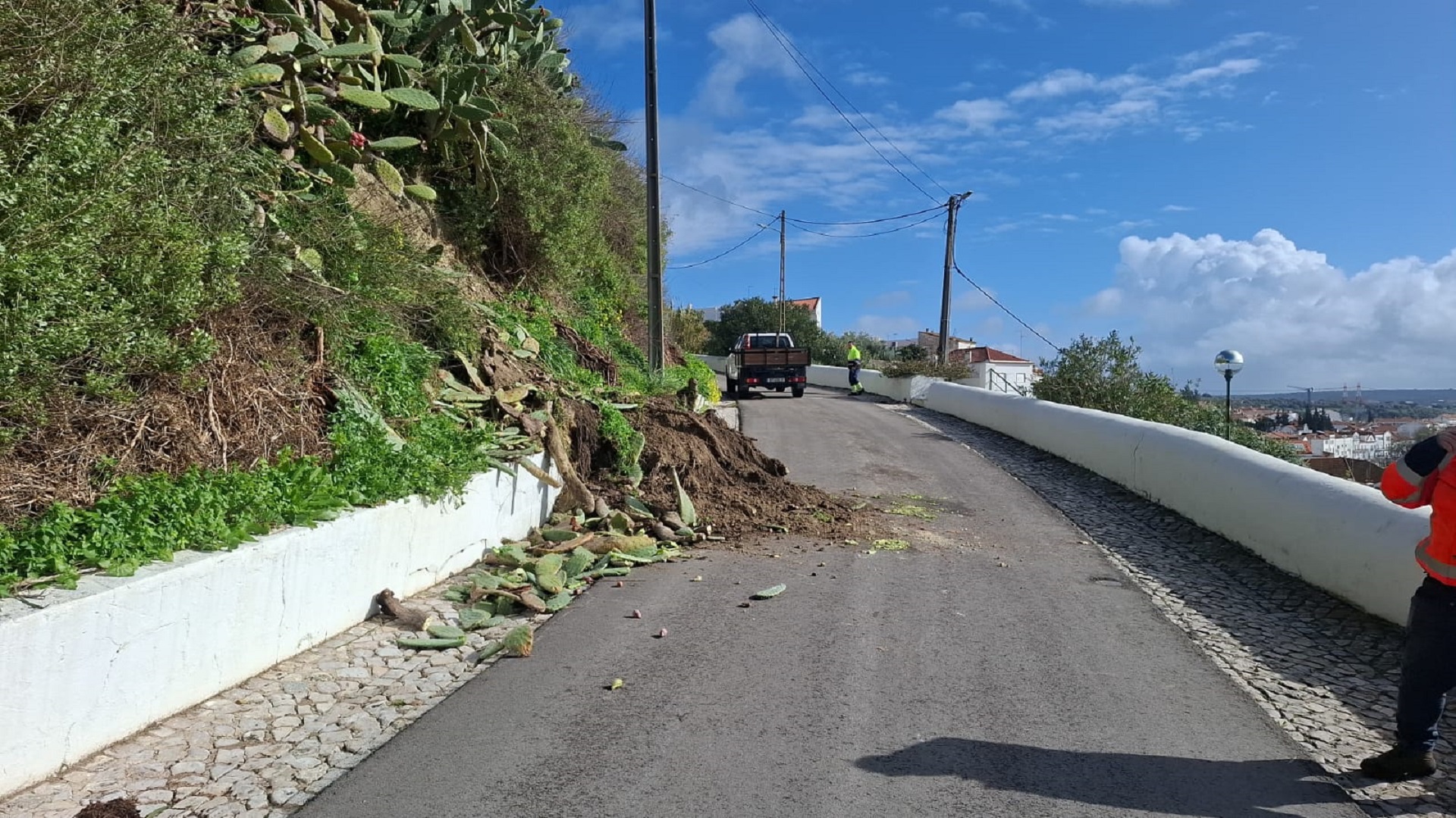 Município intervém na via pública na sequência dos estragos provocados pelo mau tempo