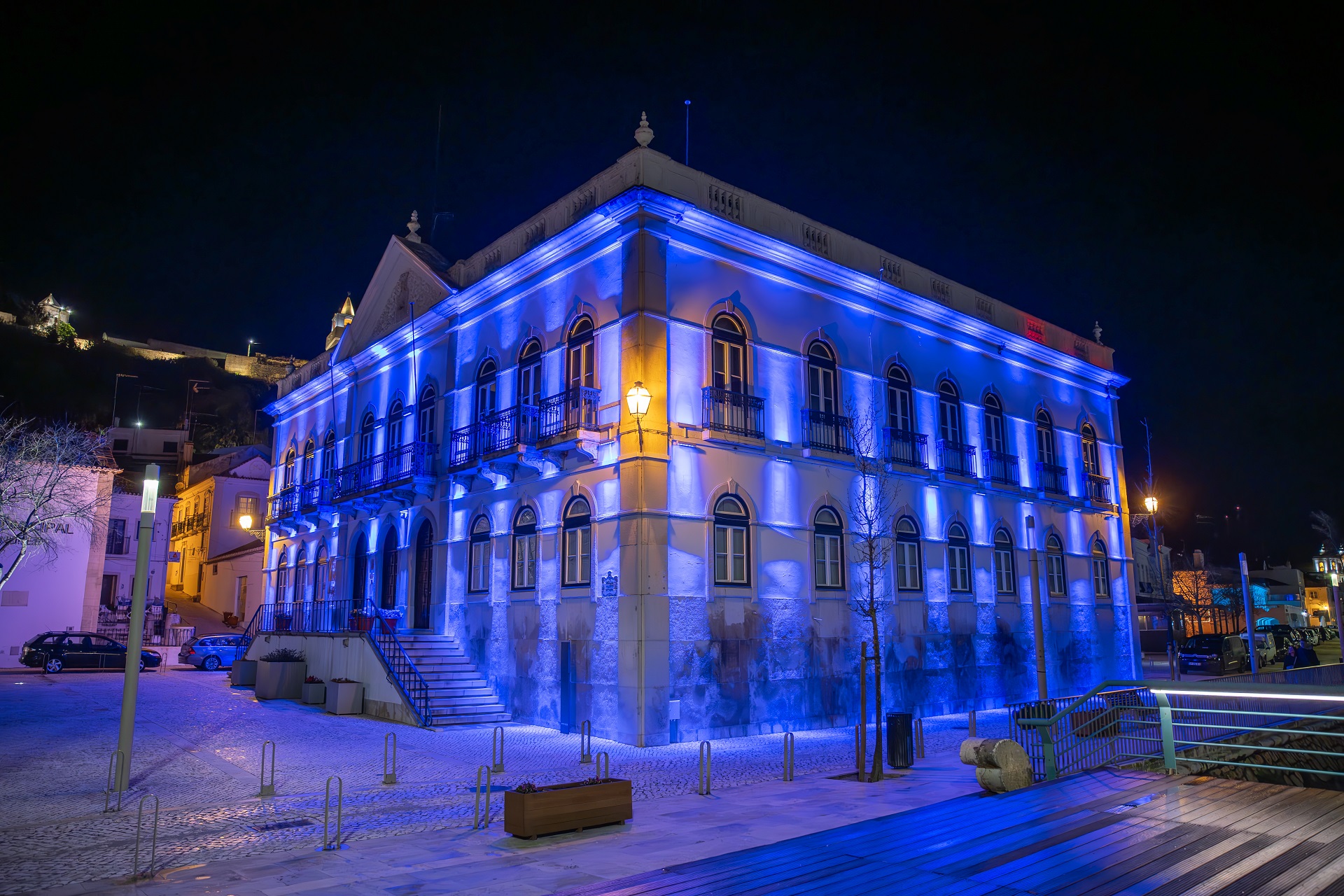 paços do concelho - camara iluminada em azul