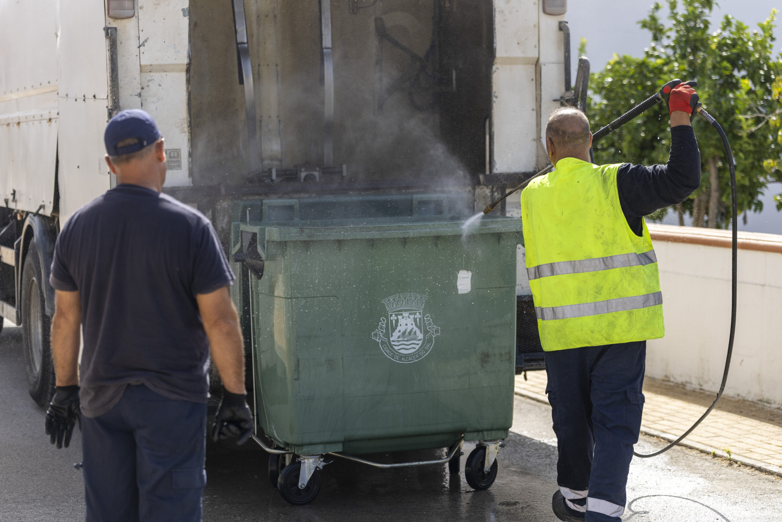 Município promove lavagem de contentores de RSU