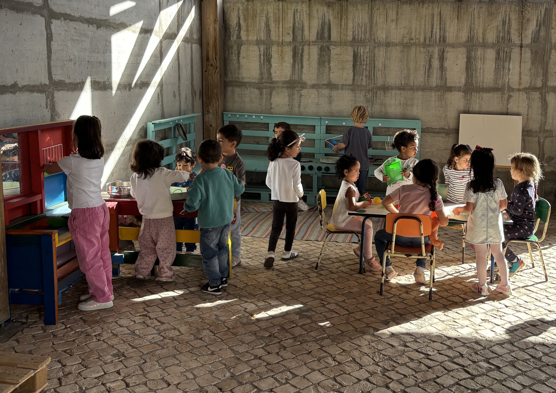 2026 cozinha em materiais reciclados no centro de educação pré-escolar de alcácer